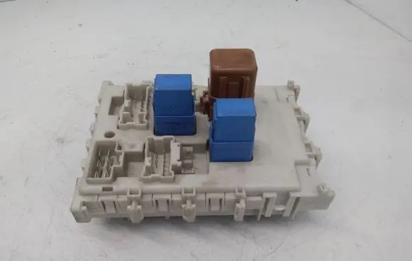 Nissan Primera Fuse module 24350AV700