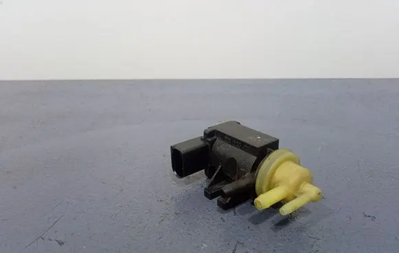 Volkswagen PASSAT CC Vacuum valve 04L131051F