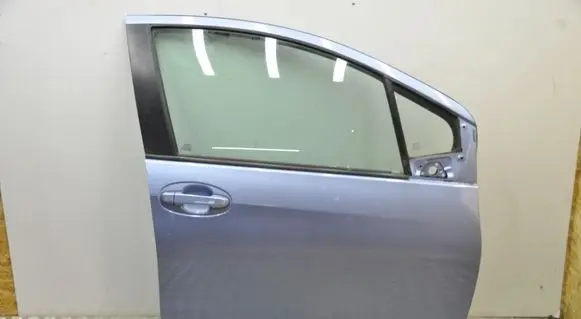 Toyota Yaris Front door 8S7