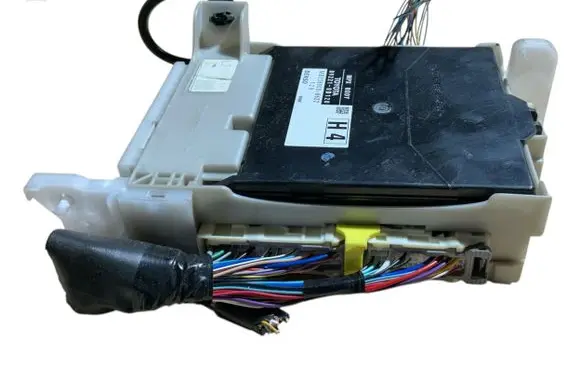 Toyota Yaris Fuse module 892210D120 8273052L70 MN2380008622