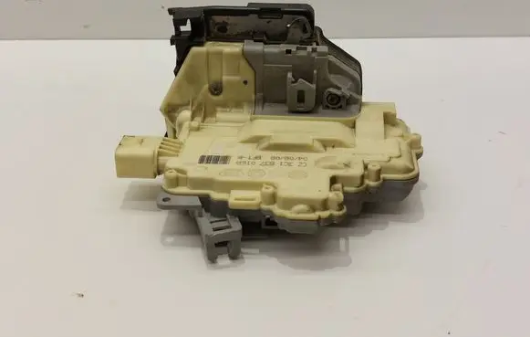 Volkswagen Tiguan Front door lock 3C1837016A