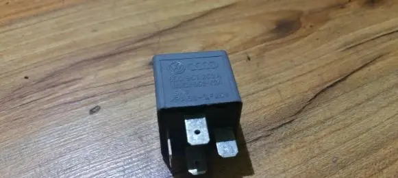Volkswagen PASSAT B5.5 Other relay 8d0951253a V23134-B52-X301