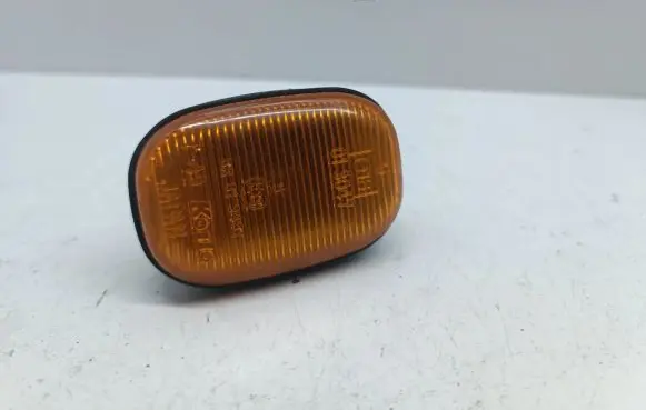 Toyota Avensis Verso Front fender indicator light 013047 6R019461