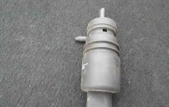 Volkswagen PASSAT B5 Windscreen/windshield washer pump