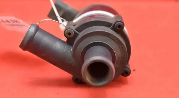 Volkswagen Touareg I Water pump 7L0965561