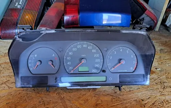 Volvo S70 V70 V70 XC Speedometer (instrument cluster) 9472519 69294200T 9472725