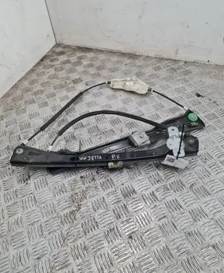 Volkswagen Jetta V Front door window regulator with motor A2247A259178U92