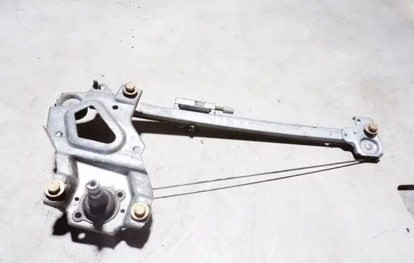 Rear door manual window regulator