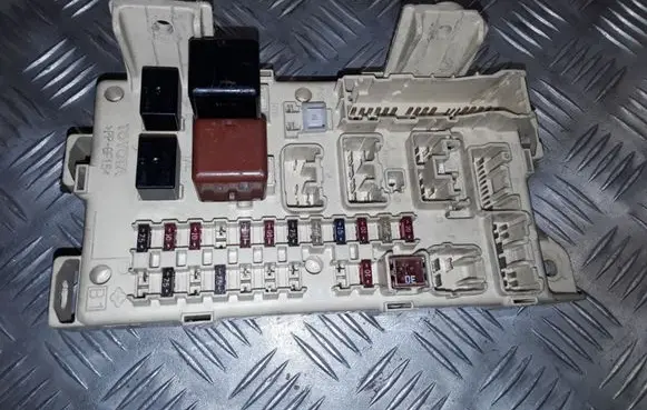 Toyota Avensis Verso Fuse module 8922144050