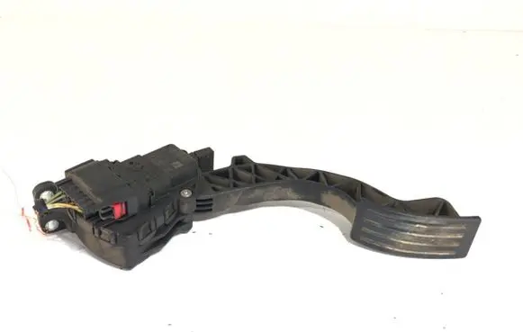 Accelerator throttle pedal