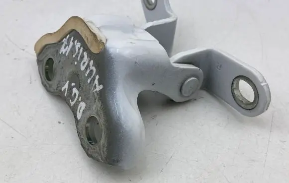 Toyota Auris E180 Rear door upper hinge