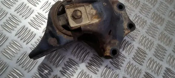 Mazda 323 Engine mount bracket