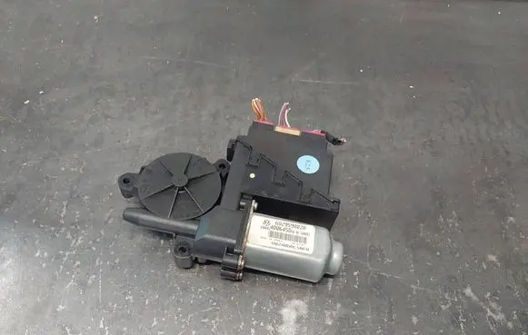 Volkswagen Polo Front door window regulator motor 6Q2959802A