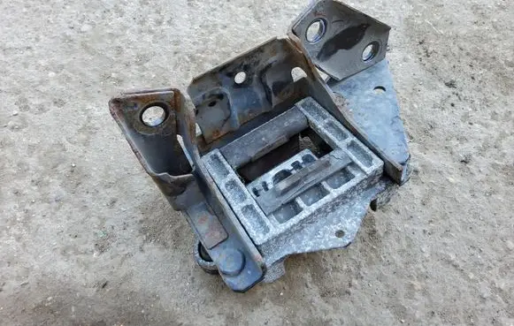Ford Mondeo Mk III Engine mount bracket