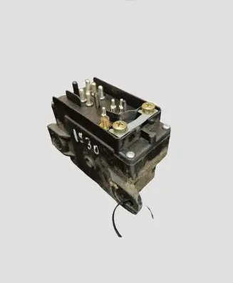 Volkswagen II LT Glow plug pre-heat relay 2D0911253 899063000