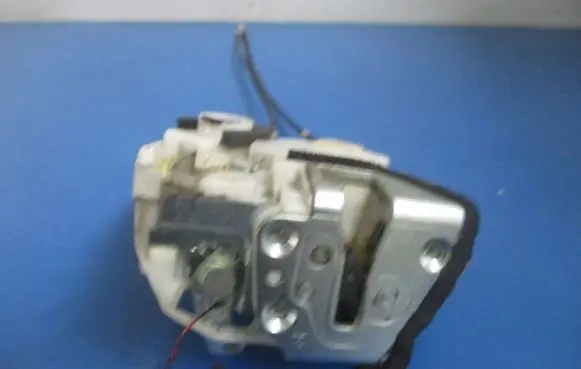 Suzuki Swift I Rear door lock