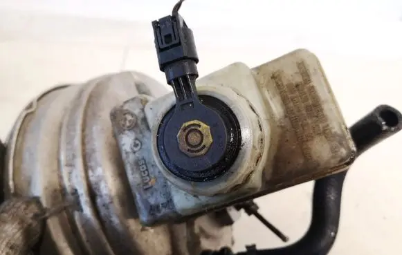 Brake fluid reservoir