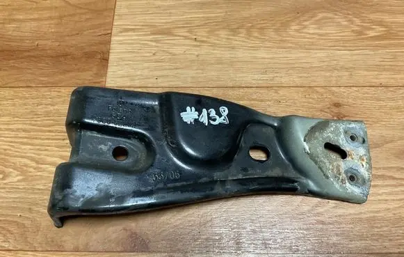 Volkswagen PASSAT B6 Fender mounting bracket 3C0821142