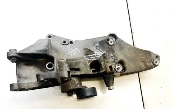 Volvo S40, V40 Engine mounting bracket 8200183234