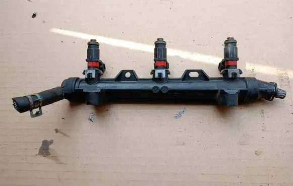 Skoda Fabia Mk2 (5J) Fuel injector 03E906031A