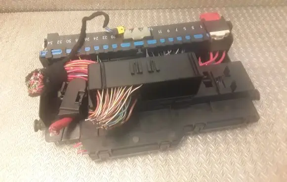 BMW X3 E83 Fuse box set 8387153