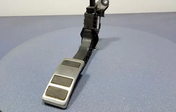 Ford Mustang I Accelerator throttle pedal LJ9C9F836CA