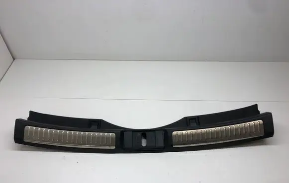 Trunk/boot sill cover protection