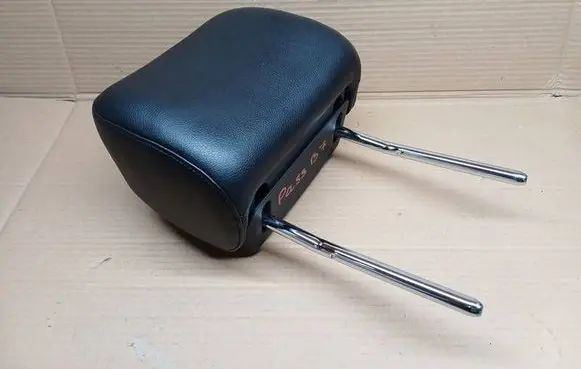 Volkswagen PASSAT B7 Front seat headrest 