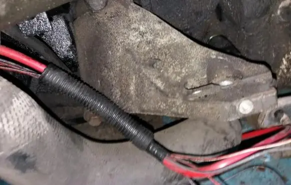 Engine mounting bracket