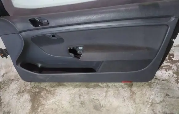 Volkswagen Golf V Front door card panel trim