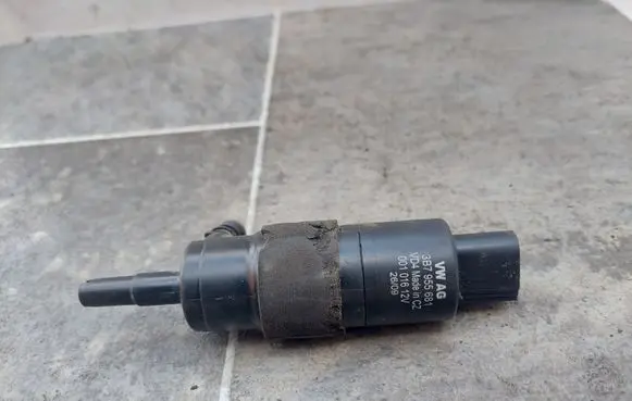 Audi A4 S4 B8 8K Windscreen/windshield washer pump 3B7955681