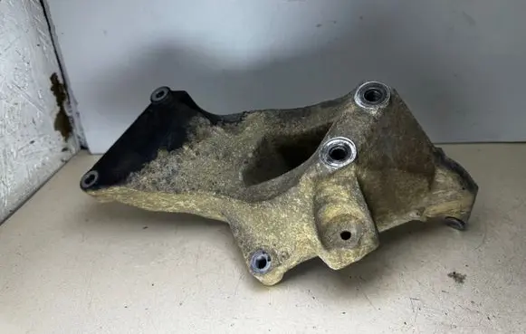 Land Rover Discovery 3 - LR3 Engine mounting bracket 4H2010239EB 4H2010239 4H2010239E