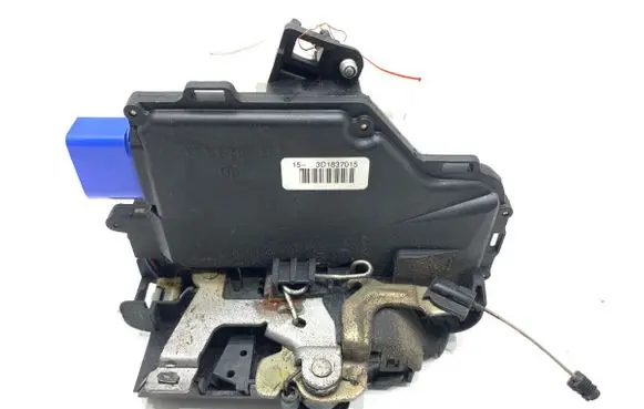 Volkswagen Touran I Front door lock 3D1837015