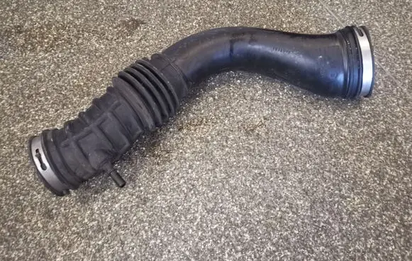 Air intake hose/pipe