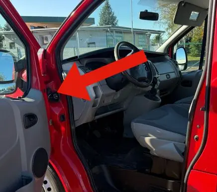 Opel Vivaro Front door check strap stopper 311823E