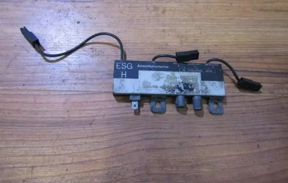 BMW 5 E34 Antenna control unit 65248351244 039100
