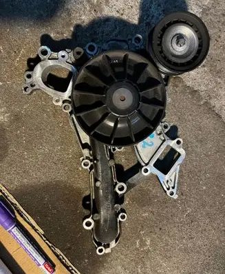 Mercedes-Benz CLS C218 X218 Water pump 2762010301