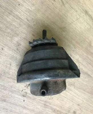 BMW 5 E60 E61 Engine mount bracket 6770642 586413 15934612