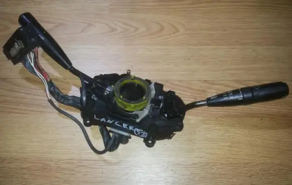 Mitsubishi Lancer Wiper turn signal indicator stalk/switch 1774941