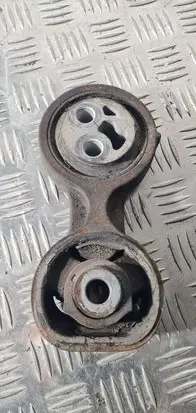 Honda CR-V Engine mount bracket