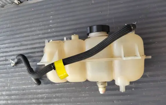 Jeep Cherokee Coolant expansion tank/reservoir 4068251840AC