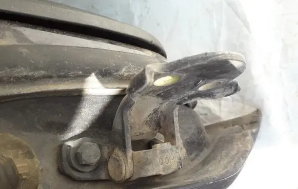 Mitsubishi Carisma Rear door lower hinge