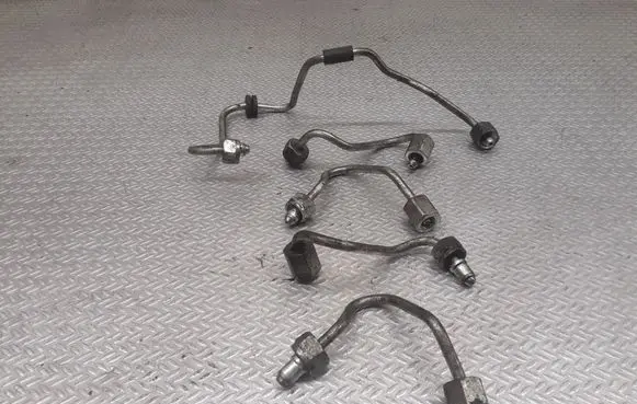 Fuel injector supply line/pipe