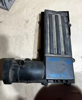 Volkswagen PASSAT B6 Air filter box cover 3c0129607