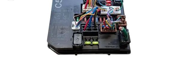 Nissan Juke I F15 Fuse module 284B71KA0D