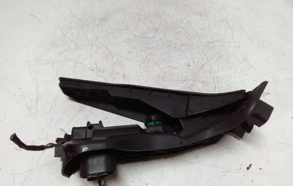 Accelerator throttle pedal