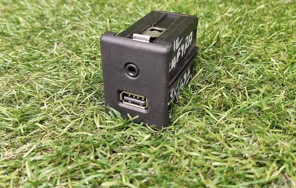 Opel Zafira C USB socket connector 20868798