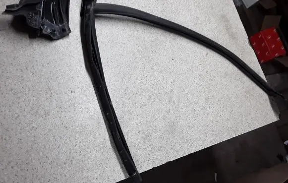 Audi Q8 Rubber seal front door window/glass 4M8837479F
