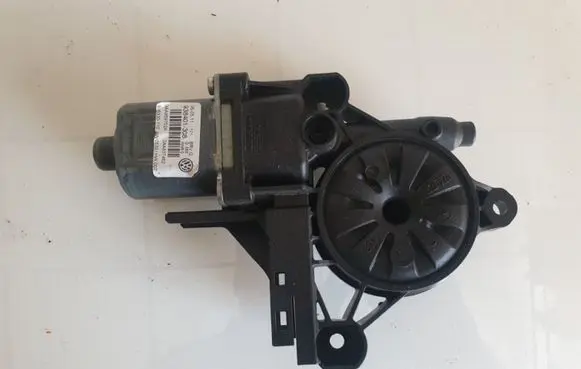 Volkswagen PASSAT B7 Front door window regulator motor 3AA959702A