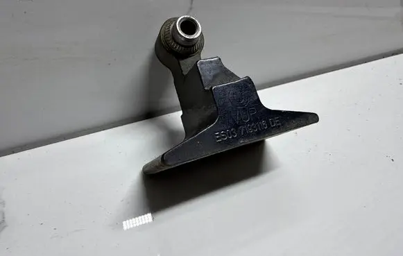 BMW 5 GT F07 Front door lower hinge 7193116